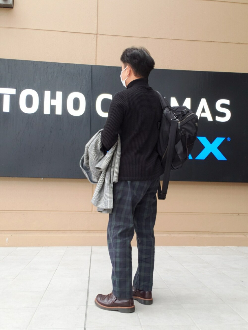 ブラック系のビジネスバッグ、その他のパンツ、ベージュ系のチェスターコートを着用したメンズの秋コーディネートの2枚目の写真