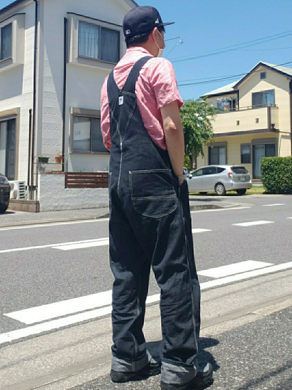 ピンク系のシャツ/ブラウス、ブルー系のサロペット/オーバーオール、ブラック系のスニーカーを着用したメンズの夏コーディネートの2枚目の写真