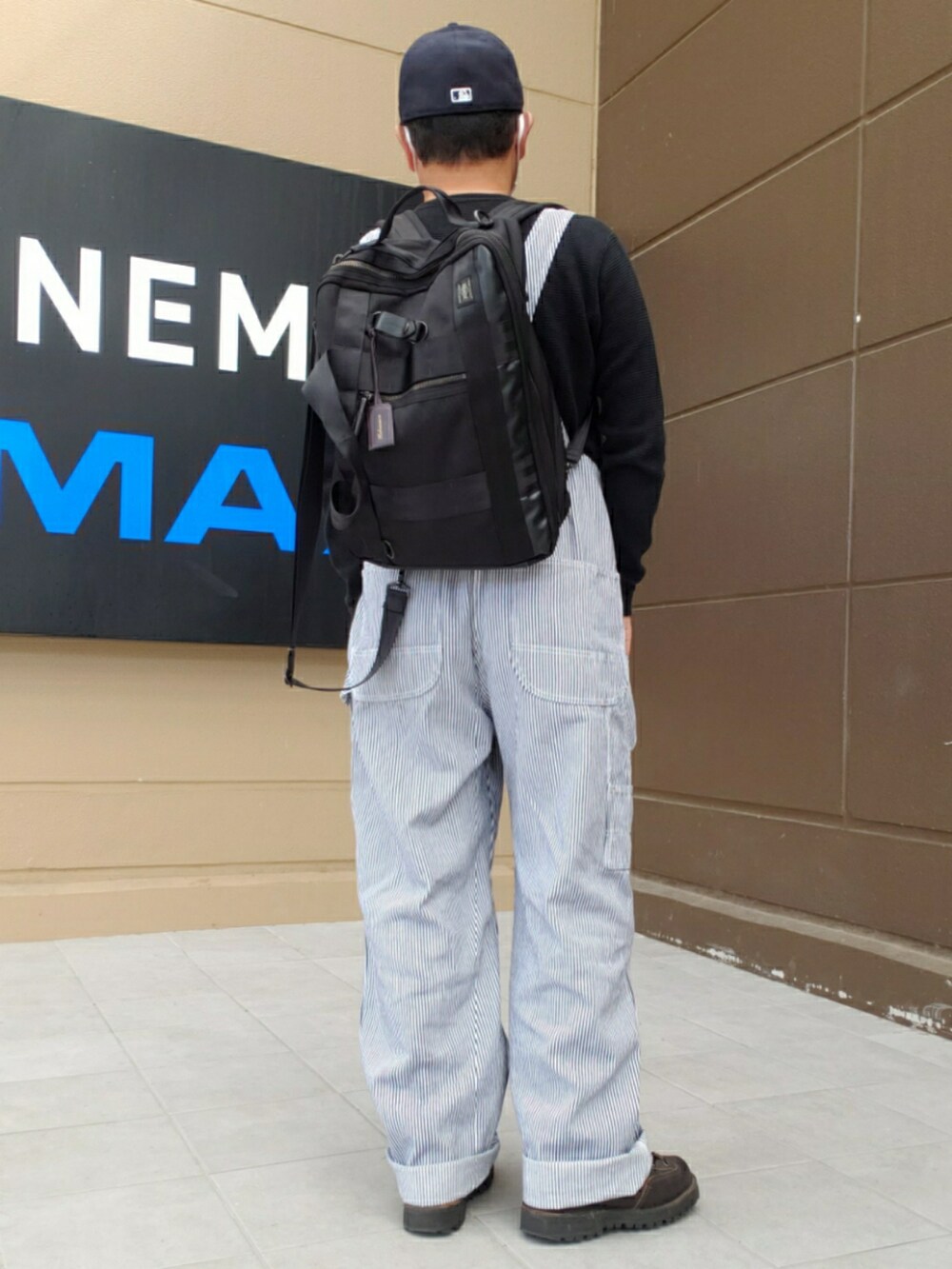 ブラック系のTシャツ/カットソー、その他のサロペット/オーバーオール、ブラック系のブーツを着用したメンズの秋コーディネートの2枚目の写真