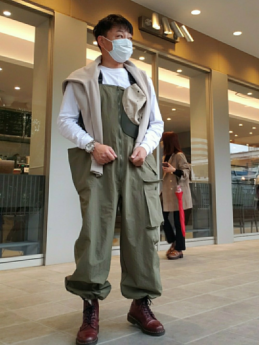 グリーン系のサロペット/オーバーオール、ブラウン系のブーツ、ホワイト系のTシャツ/カットソーを着用したメンズの春コーディネートの4枚目の写真