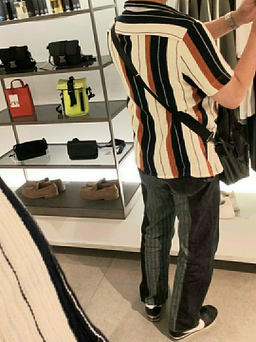 その他のシャツ/ブラウス、イエロー系のTシャツ/カットソー、ブラック系のショルダーバッグを着用したメンズの夏コーディネートの2枚目の写真