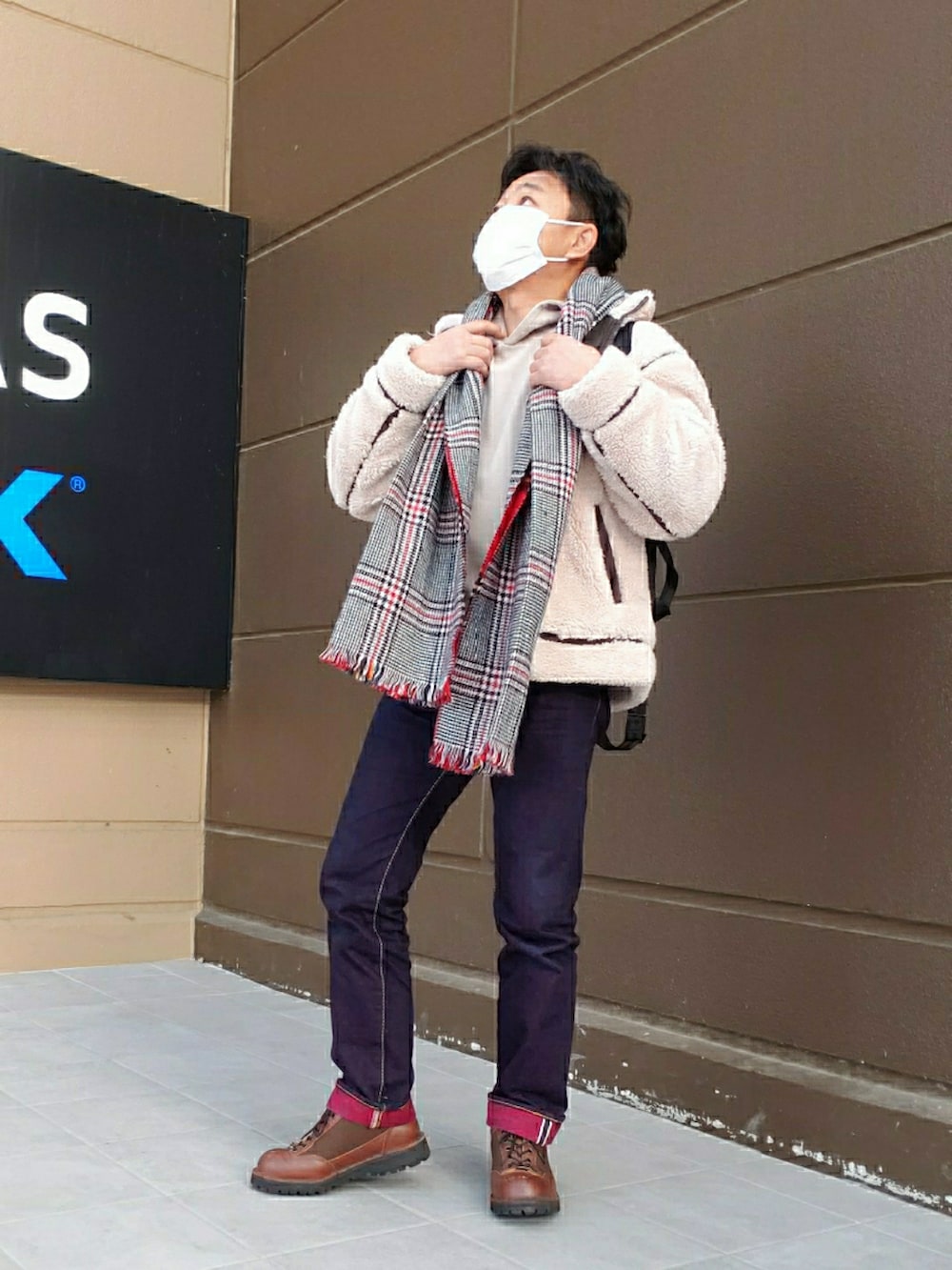 「秋冬コーデ、休日コーデ、フリース、パーカー、マフラー、カラーパンツ、Danner、お洒落さんとつながりたい、いいね、save、フォローお願いします🤑」|「Dannerのアイテム(シューズ、ブラウン系)」を使った、@くうすけ🍀さん(メンズ・168cm)の冬コーディネートの2枚目の写真