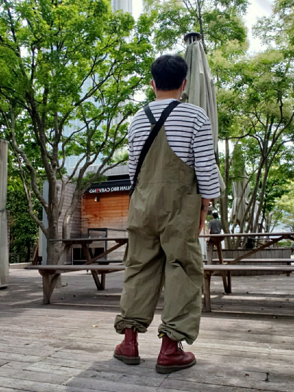 「休日コーデ、オーバーオール、ciaopanic、NEW ERA、Dr.Martens、お洒落さんとつながりたい、いいね、save、フォローお願いします🤑」｜「CIAOPANICのナイロンカーゴサロペット（サロペット/オーバーオール、グリーン系）」を使った、@くうすけ🍀さん（メンズ・168cm）の夏コーディネートの3枚目の写真