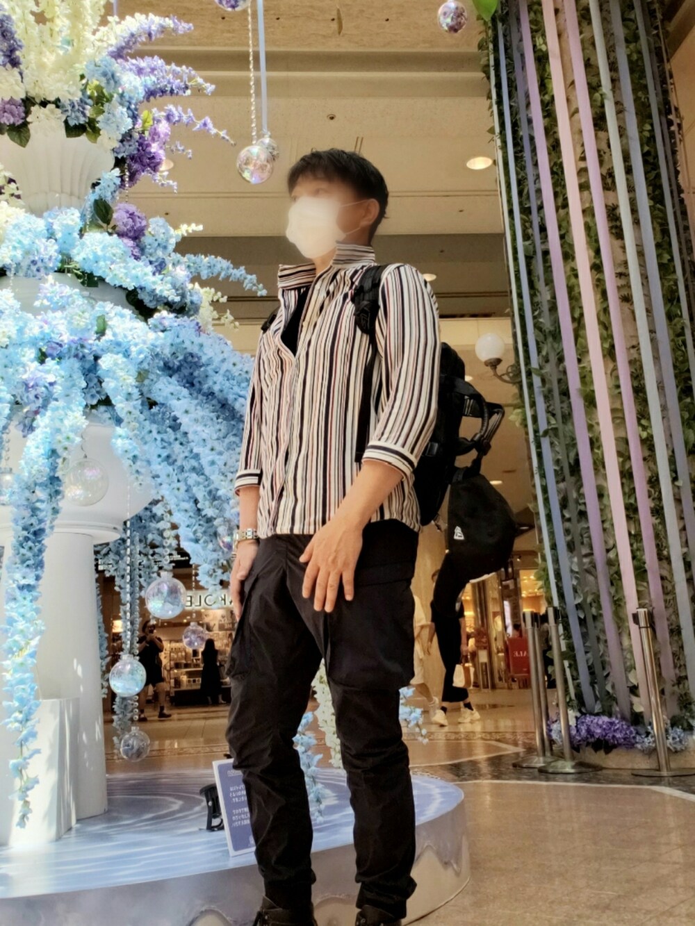 ブラック系のカーゴパンツ、ブラック系のブーツ、ブラック系のバッグを着用したメンズの夏コーディネートの2枚目の写真