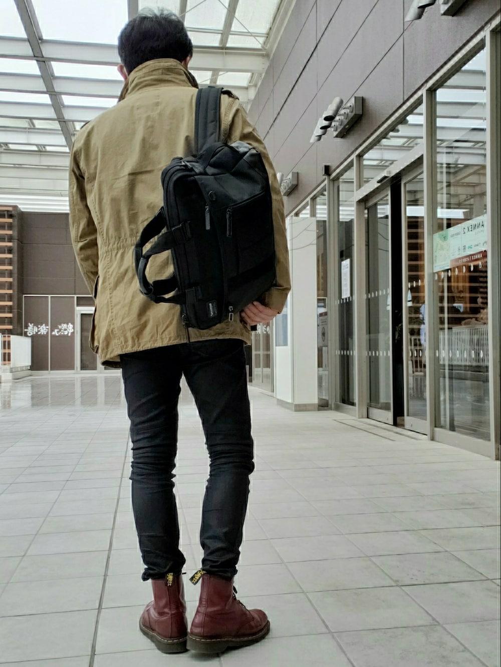 「休日コーデ、あめのひ、古着MIX、AVIREX、Champion、フェイクレザー、Dr.Martens、おしゃれさんと繋がりたい、いいね、save、フォローお願いします🤑」|「ChampionのChampion チャンピオン クルーネック裏毛スウェットトレーナー(スウェット、レッド系)」を使った、@くうすけ🍀さん(メンズ・168cm)の春コーディネートの3枚目の写真