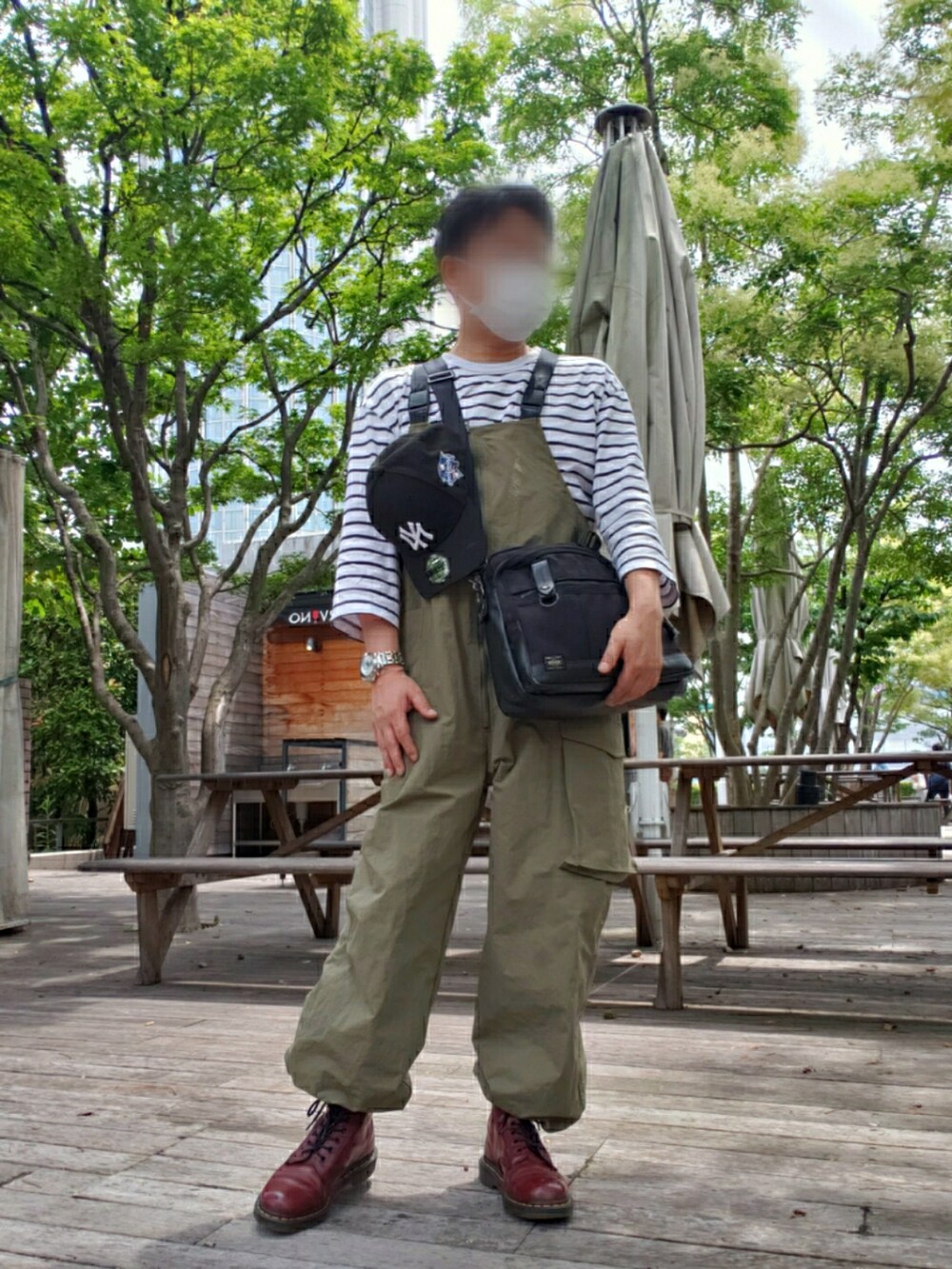 「休日コーデ、オーバーオール、ciaopanic、NEW ERA、Dr.Martens、お洒落さんとつながりたい、いいね、save、フォローお願いします🤑」｜「CIAOPANICのナイロンカーゴサロペット（サロペット/オーバーオール、グリーン系）」を使った、@くうすけ🍀さん（メンズ・168cm）の夏コーディネートの2枚目の写真
