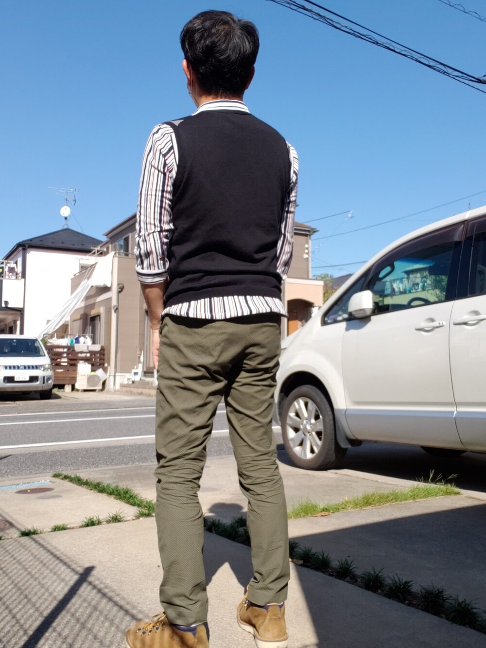 その他のベスト、その他のシャツ/ブラウス、グリーン系のチノパンツを着用したメンズの秋コーディネートの2枚目の写真