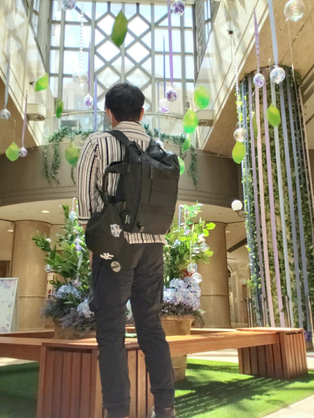 ブラック系のカーゴパンツ、ブラック系のブーツ、ブラック系のバッグを着用したメンズの夏コーディネートの3枚目の写真