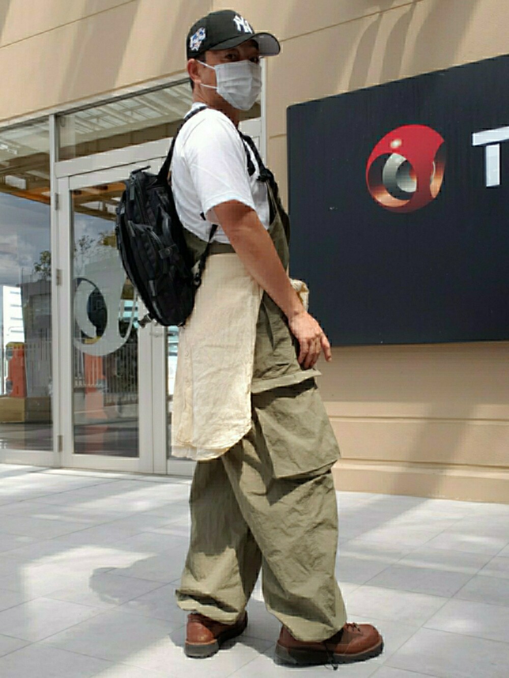 ホワイト系のTシャツ/カットソー、グリーン系のサロペット/オーバーオール、イエロー系のシャツ/ブラウスを着用したメンズの秋コーディネートの2枚目の写真