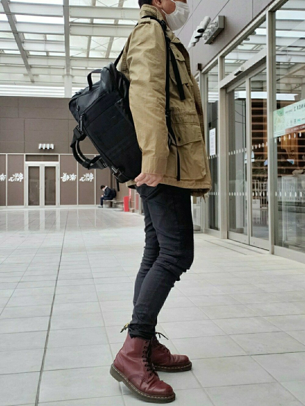 「休日コーデ、あめのひ、古着MIX、AVIREX、Champion、フェイクレザー、Dr.Martens、おしゃれさんと繋がりたい、いいね、save、フォローお願いします🤑」|「ChampionのChampion チャンピオン クルーネック裏毛スウェットトレーナー(スウェット、レッド系)」を使った、@くうすけ🍀さん(メンズ・168cm)の春コーディネートの2枚目の写真
