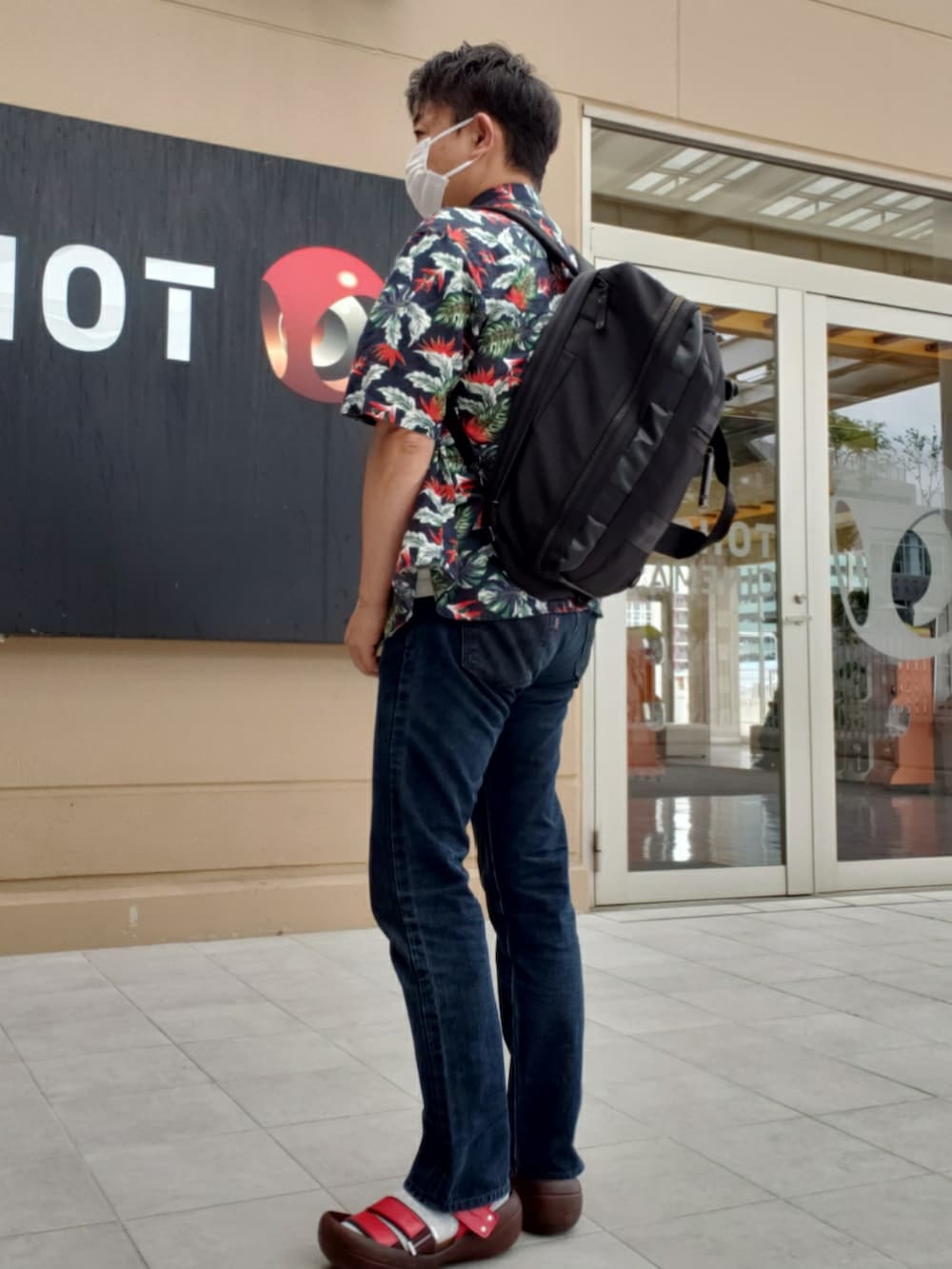 「夏コーデ、休日コーデ、柄シャツ、BANANA REPUBLIC、ブラックデニム、Levi's、PORTER、厚底サンダル、RegettaCanoe、おしゃれさんと繋がりたい、いいね、save、フォローお願いします🤑」｜「Banana Republicのスリム ソフトキャンプシャツ（シャツ/ブラウス、ブルー系）」を使った、@くうすけ🍀さん（メンズ・168cm）の夏コーディネートの2枚目の写真