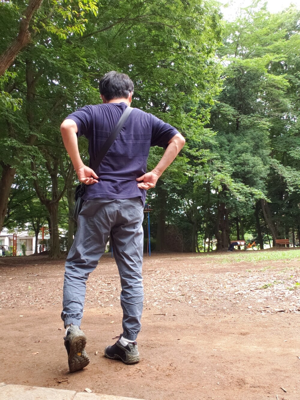 ブラック系のTシャツ/カットソー、ブラック系のショルダーバッグ、ブルー系のカーゴパンツを着用したメンズの夏コーディネートの3枚目の写真
