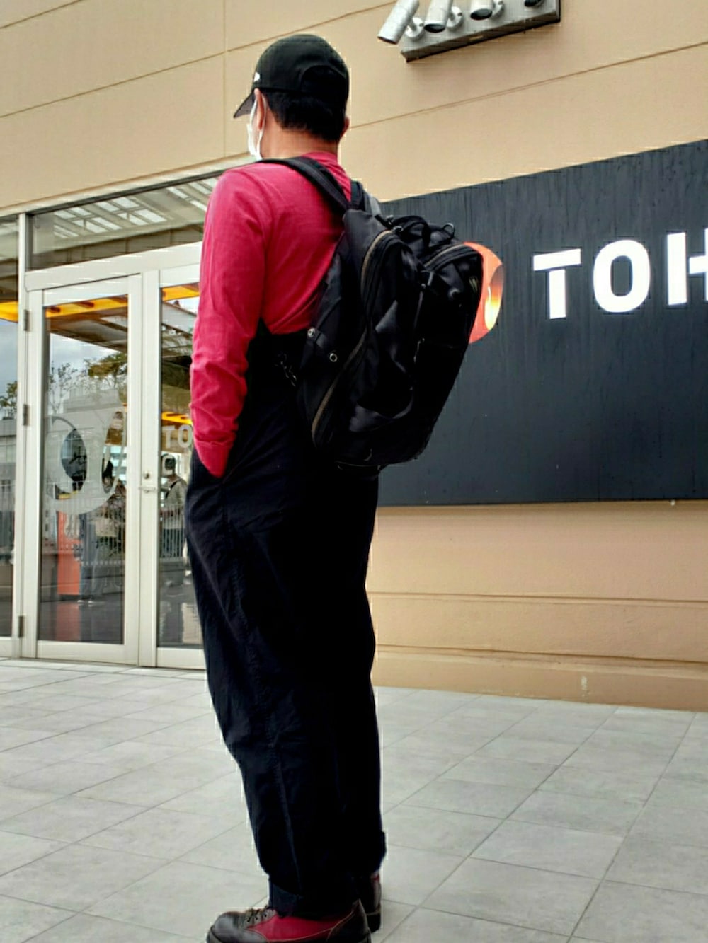 「今日のコーデ、赤×黒、シンプルコーデ、キャップ、NEW ERA、オーバーオール、RANCHSTANDARD、ロンT、Champion、Danner、おしゃれさんと繋がりたい、いいね、save、フォローお願いします🤑」｜「NEW ERAのニューエラ キャップ MLB（キャップ、ブラック系）」を使った、@くうすけ🍀さん（メンズ・168cm）の秋コーディネートの2枚目の写真