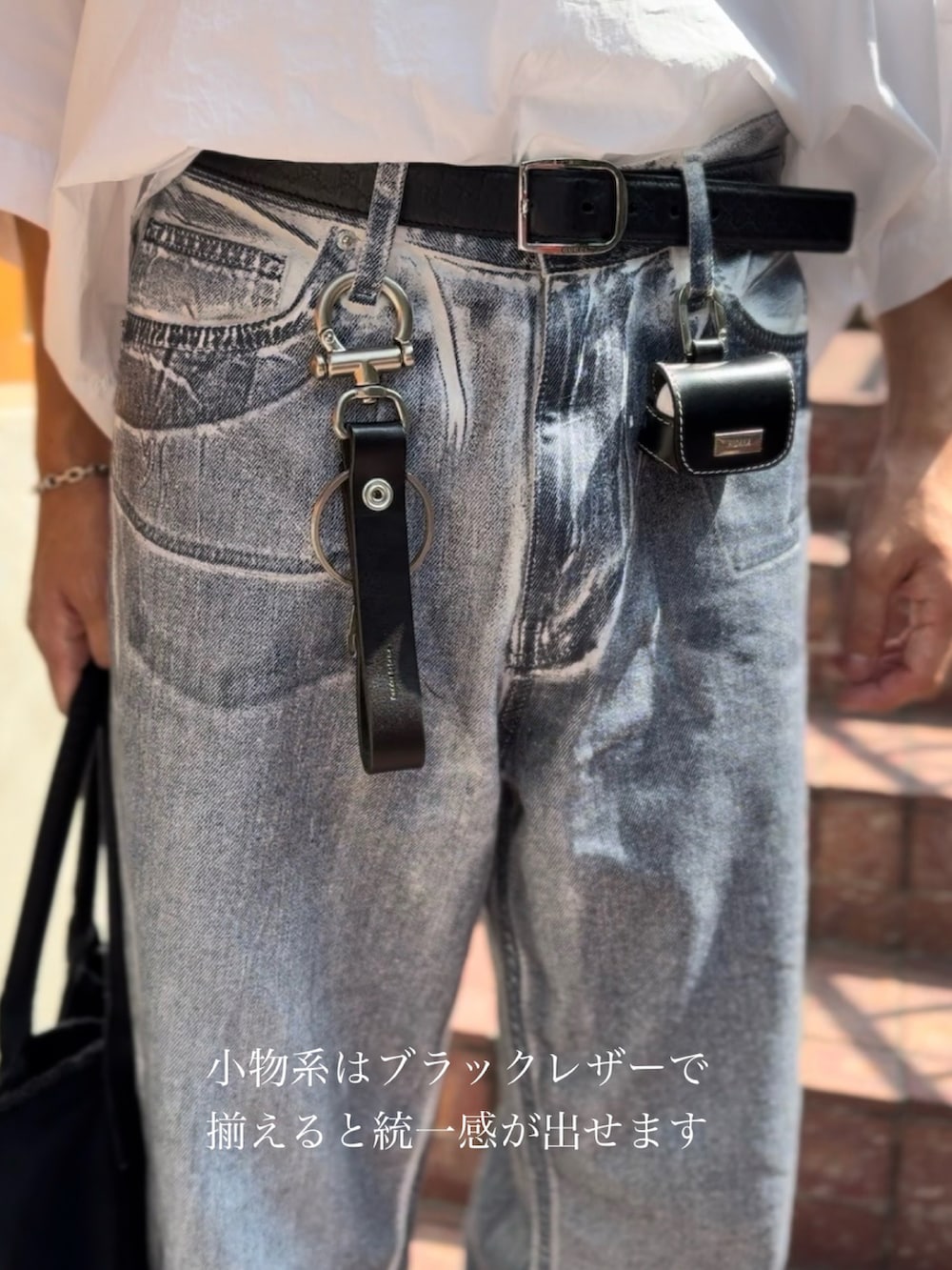 「休日スタイル、きれいめカジュアル、夏コーデ、カフェ、デザインデニム、シャツスタイル、涼しい、Yライン、パールネックレス」｜「ZARAのアイテム（デニムパンツ、ブルー系）」を使った、けいさん（メンズ・173cm）の夏コーディネートの4枚目の写真