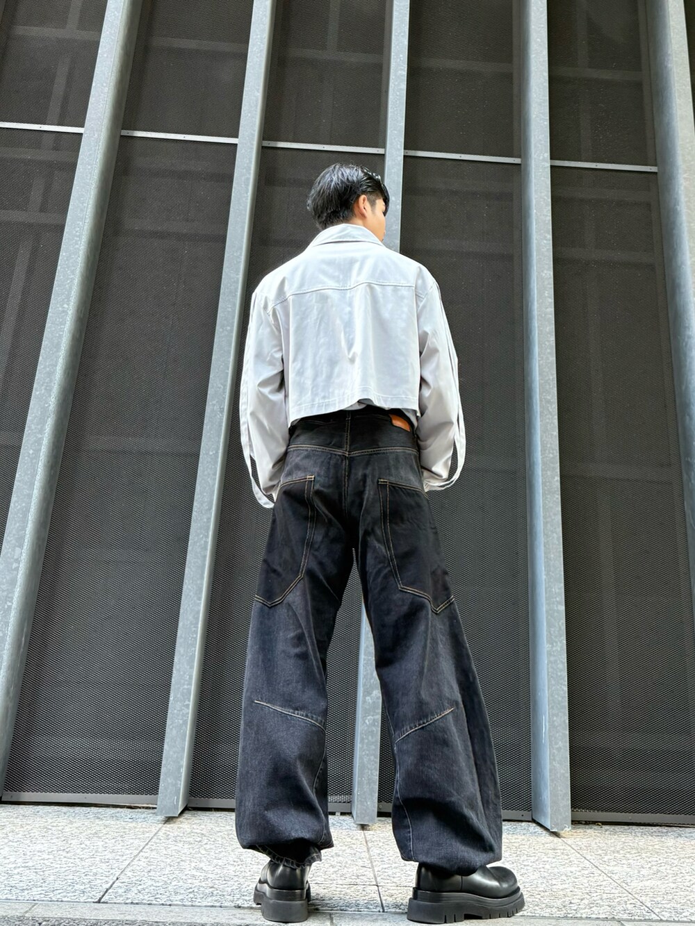 ブラック系のデニムパンツ、ブルー系のTシャツ/カットソーを着用したメンズの秋コーディネートの3枚目の写真