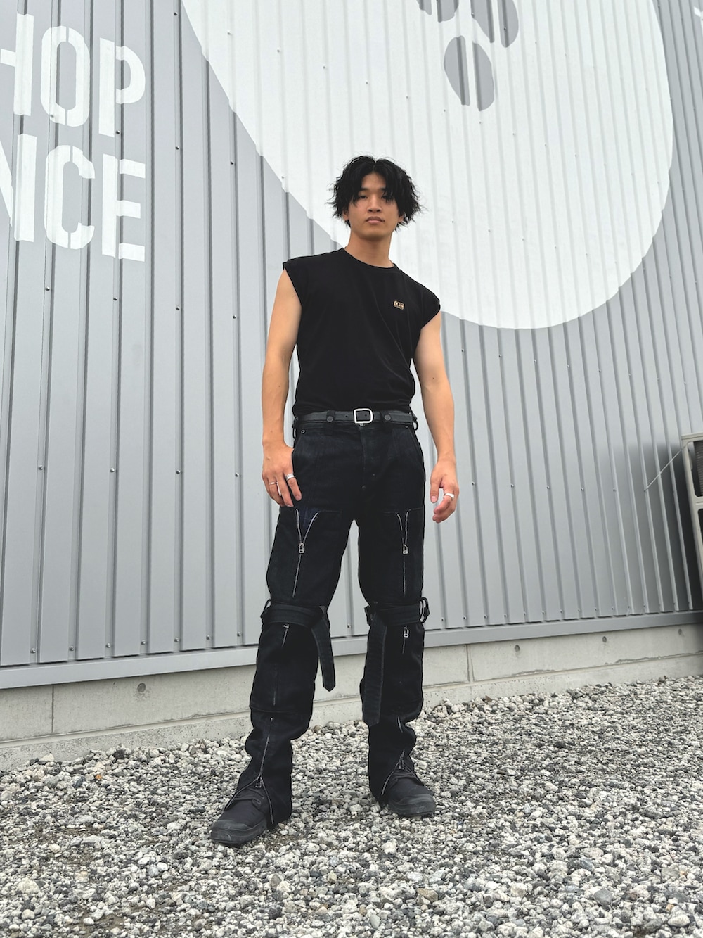 ブラック系のデニムパンツ、ブラック系のスニーカー、ブラック系のその他トップスを着用したメンズの夏コーディネートの2枚目の写真