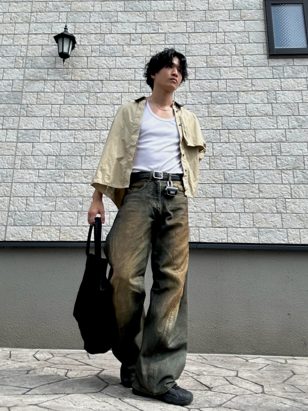 その他のデニムパンツ、ベージュ系のシャツ/ブラウス、シルバー系のネックレスを着用したメンズの秋コーディネートの2枚目の写真