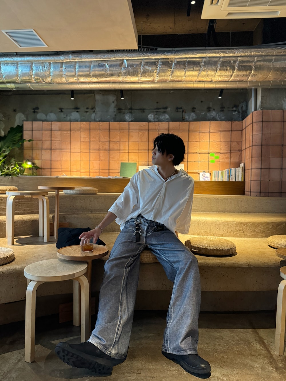 「休日スタイル、きれいめカジュアル、夏コーデ、カフェ、デザインデニム、シャツスタイル、涼しい、Yライン、パールネックレス」｜「ZARAのアイテム（デニムパンツ、ブルー系）」を使った、けいさん（メンズ・173cm）の夏コーディネートの3枚目の写真