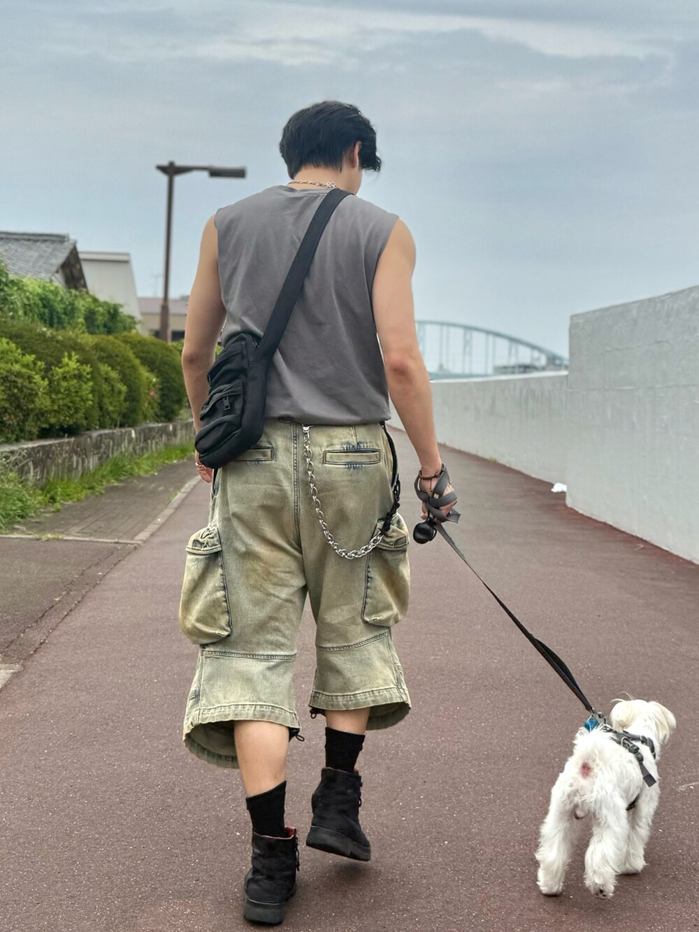 その他のデニムパンツ、グレー系のタンクトップ、ブラック系のスニーカーを着用したメンズの夏コーディネートの3枚目の写真