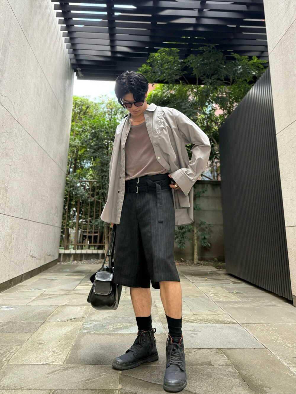 ブルー系のシャツ/ブラウス、ブラック系のその他パンツ、ブラック系のハンドバッグを着用したメンズの秋コーディネートの2枚目の写真