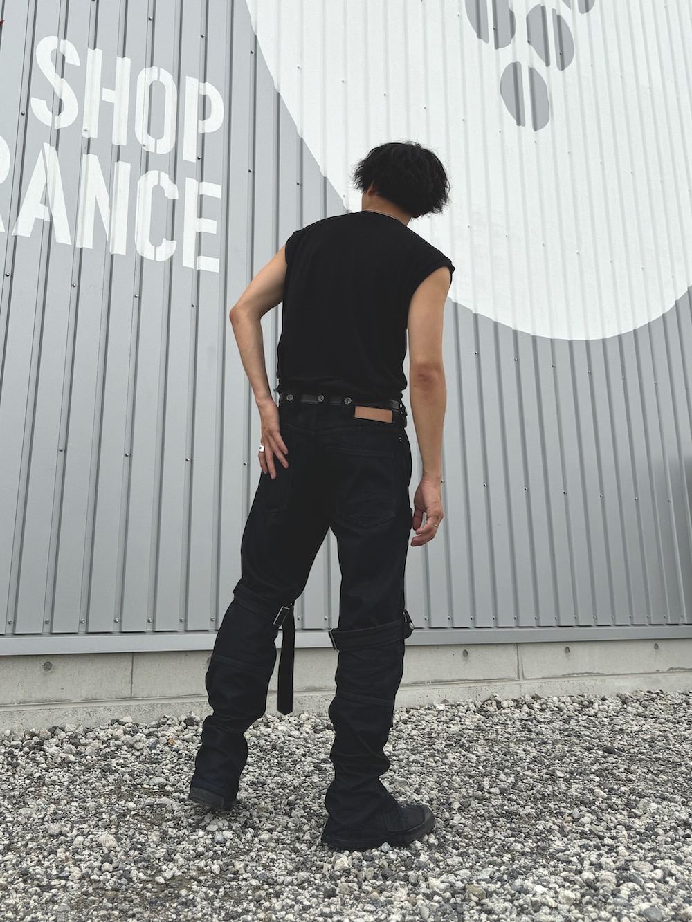 ブラック系のデニムパンツ、ブラック系のスニーカー、ブラック系のその他トップスを着用したメンズの夏コーディネートの3枚目の写真