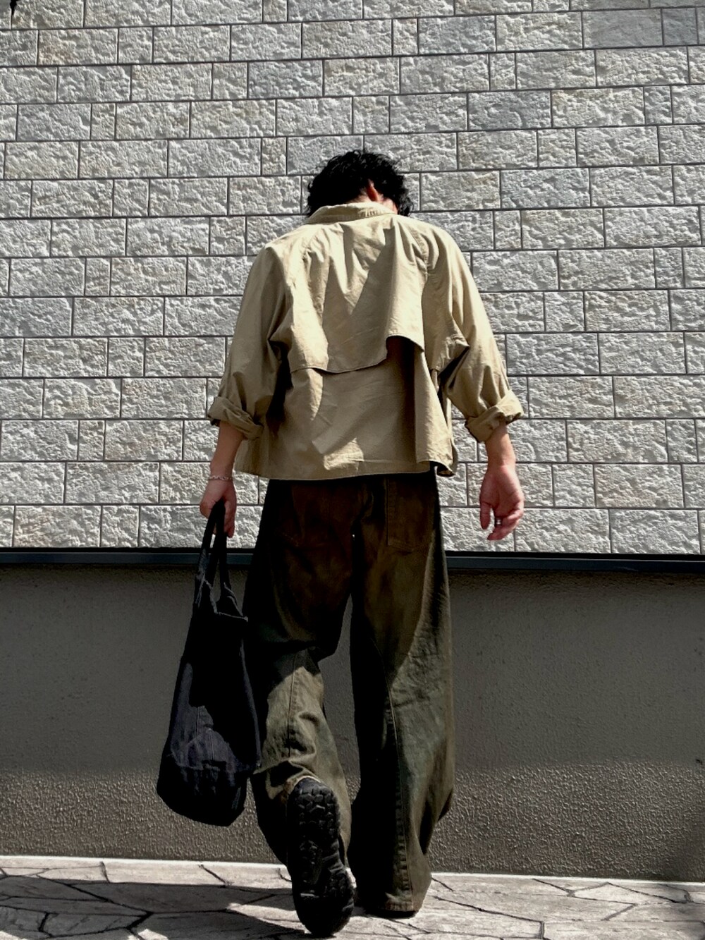 その他のデニムパンツ、ベージュ系のシャツ/ブラウス、シルバー系のネックレスを着用したメンズの秋コーディネートの3枚目の写真