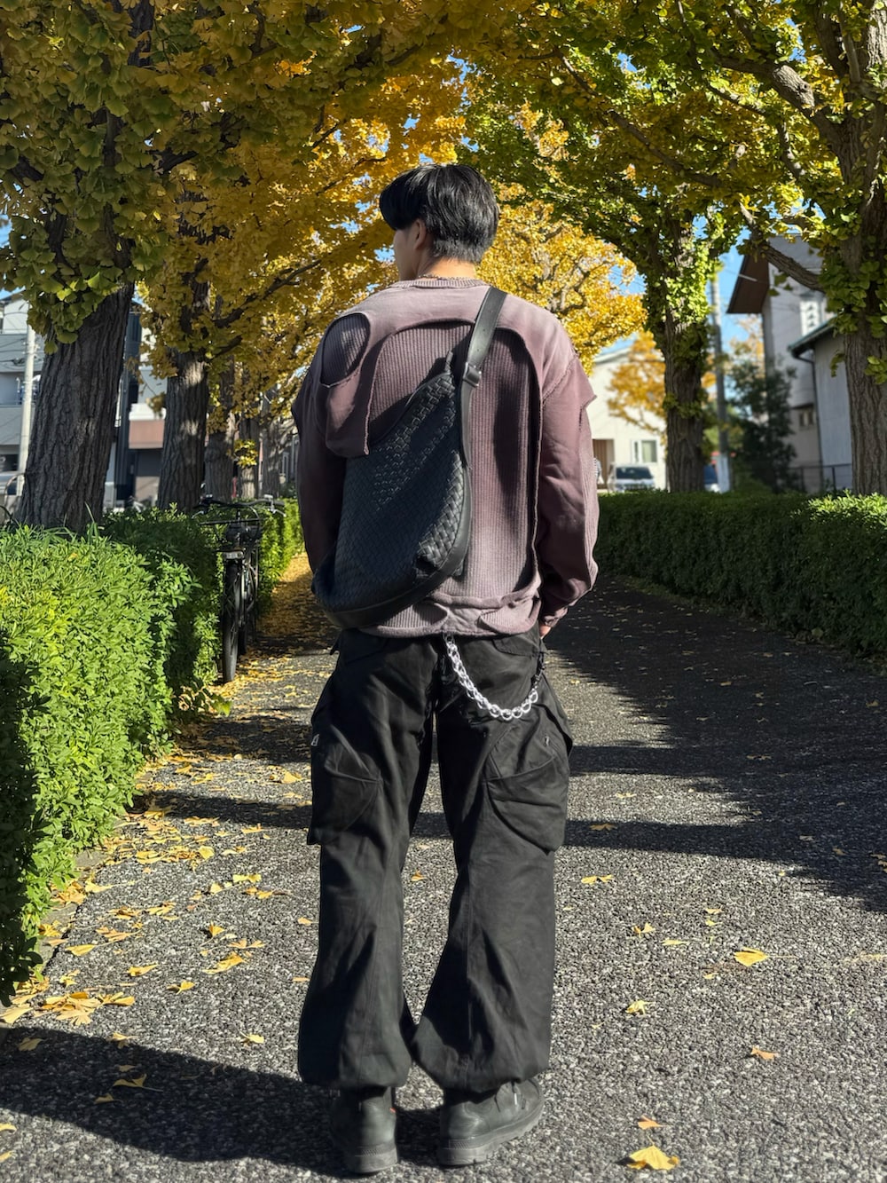 ブラック系のカーゴパンツ、パープル系のニット/セーターを着用したメンズの冬コーディネートの2枚目の写真
