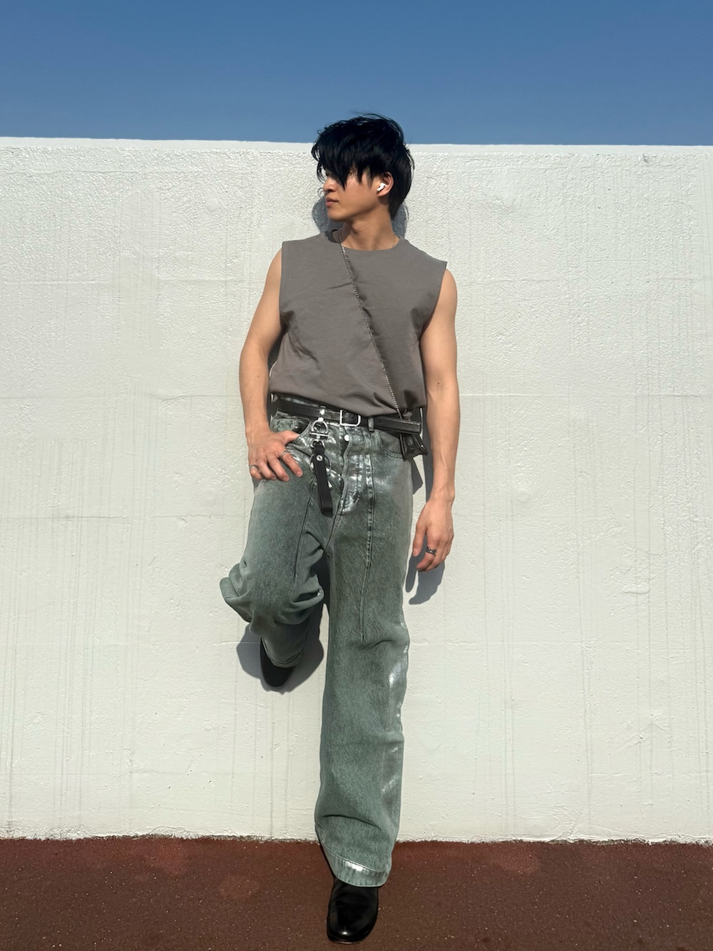 ブラック系のブーツ、シルバー系のデニムパンツ、グレー系のその他トップスを着用したメンズの春コーディネートの2枚目の写真