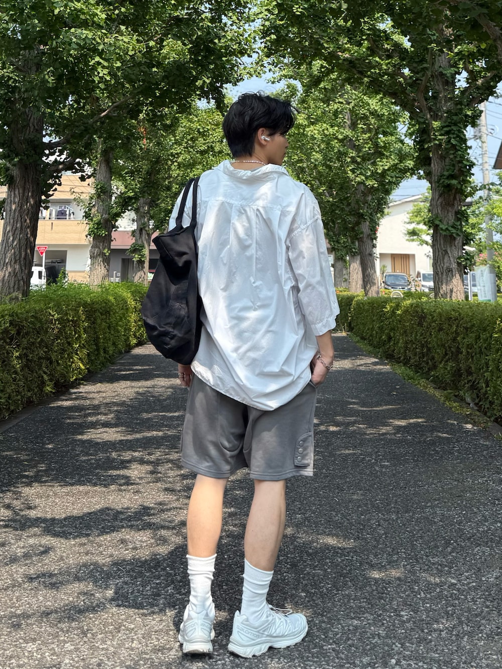 ブラック系のトートバッグ、ホワイト系のシャツ/ブラウス、ブルー系のその他パンツを着用したメンズの夏コーディネートの3枚目の写真