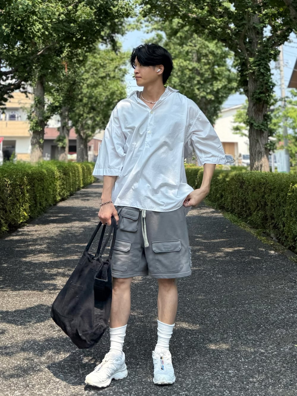 ブラック系のトートバッグ、ホワイト系のシャツ/ブラウス、ブルー系のその他パンツを着用したメンズの夏コーディネートの2枚目の写真