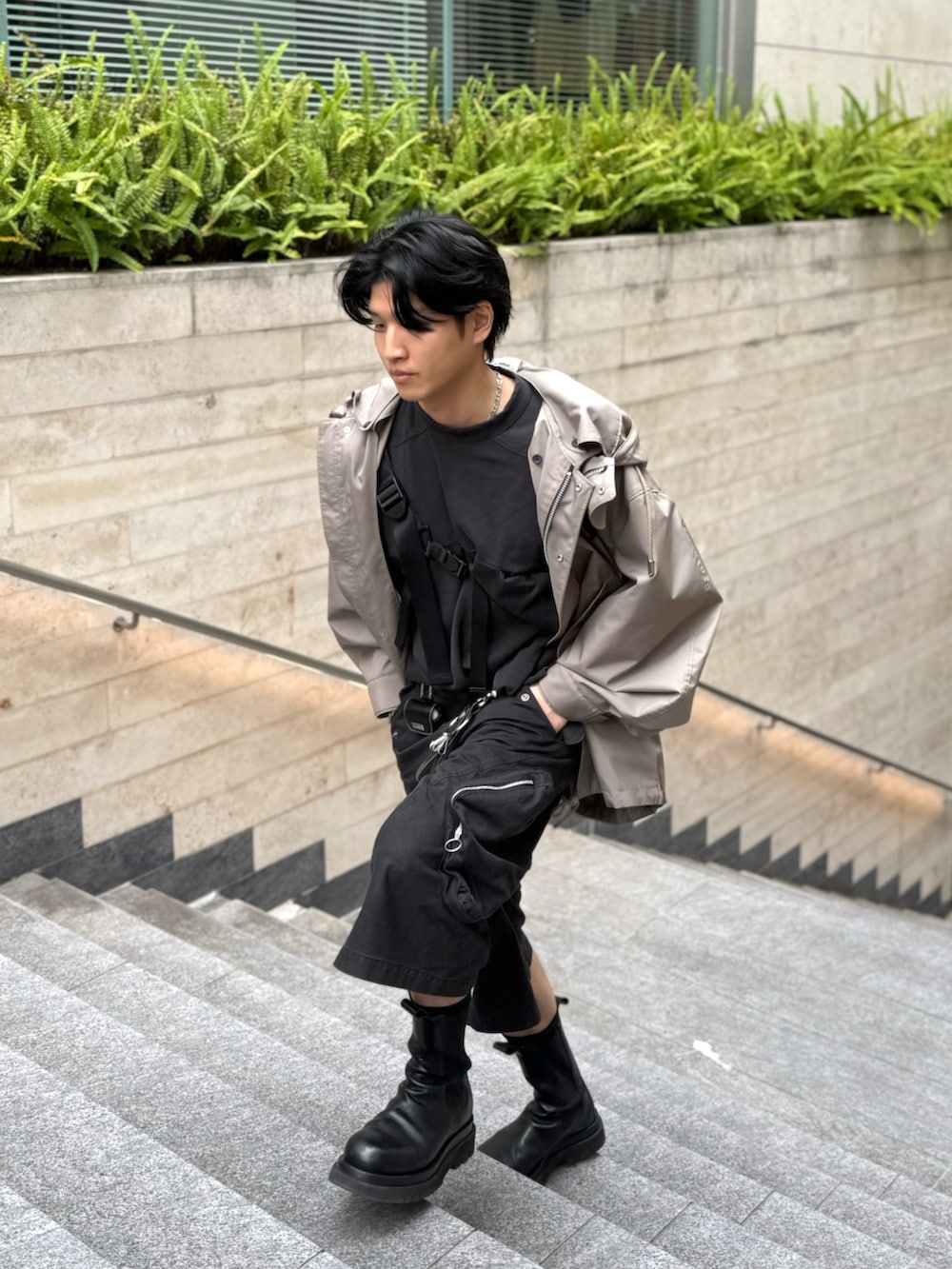 ブラック系のブーツ、ブラック系のカーゴパンツ、ブラック系のTシャツ/カットソーを着用したメンズの春コーディネートの3枚目の写真