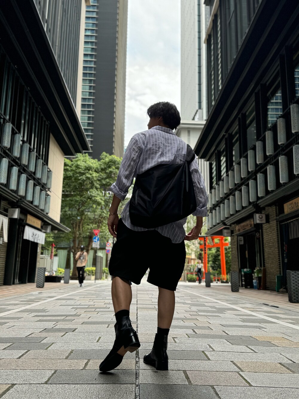ブルー系のシャツ/ブラウス、ブラック系のその他パンツ、ブラック系のブーツを着用したメンズの夏コーディネートの3枚目の写真