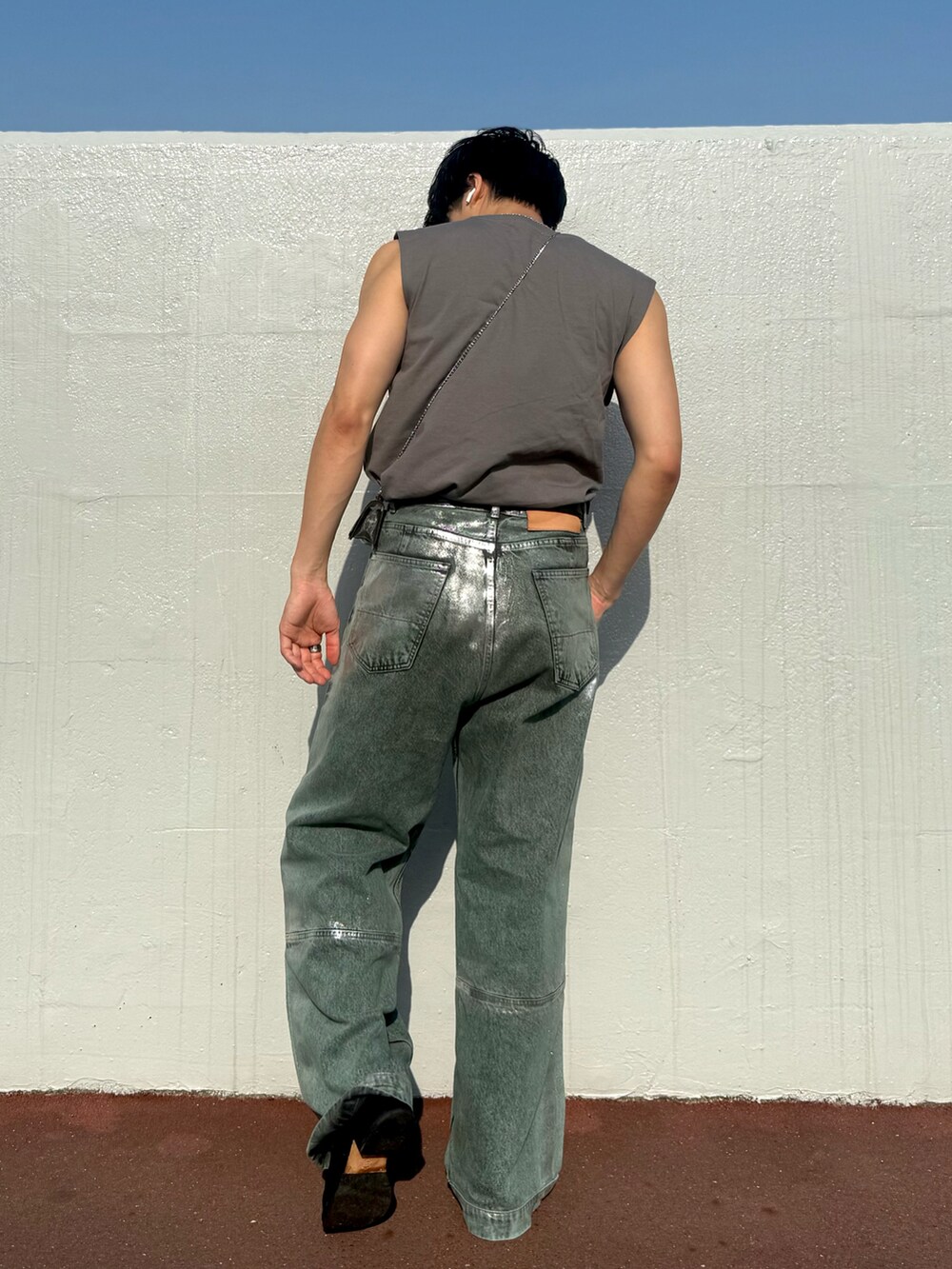 ブラック系のブーツ、シルバー系のデニムパンツ、グレー系のその他トップスを着用したメンズの春コーディネートの3枚目の写真