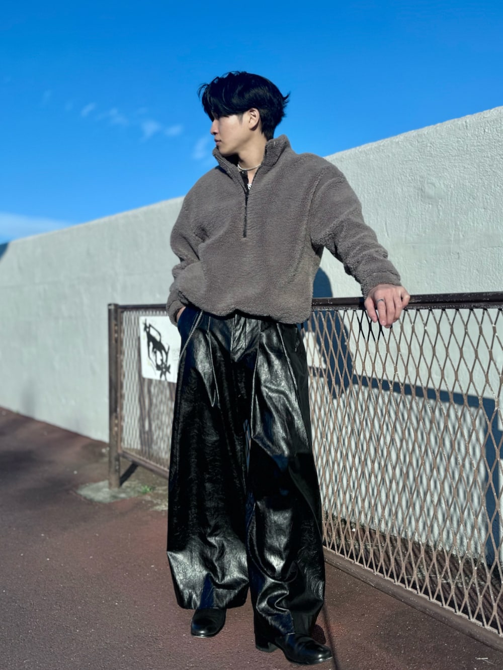 グレー系のジャケット/アウター、ブラック系のスラックスを着用したメンズの冬コーディネートの2枚目の写真