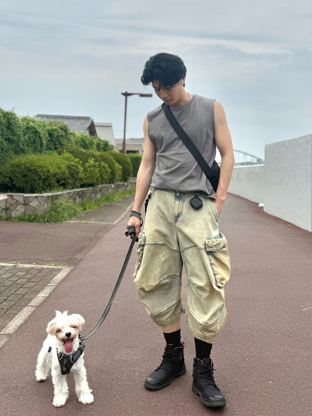 その他のデニムパンツ、グレー系のタンクトップ、ブラック系のスニーカーを着用したメンズの夏コーディネートの2枚目の写真