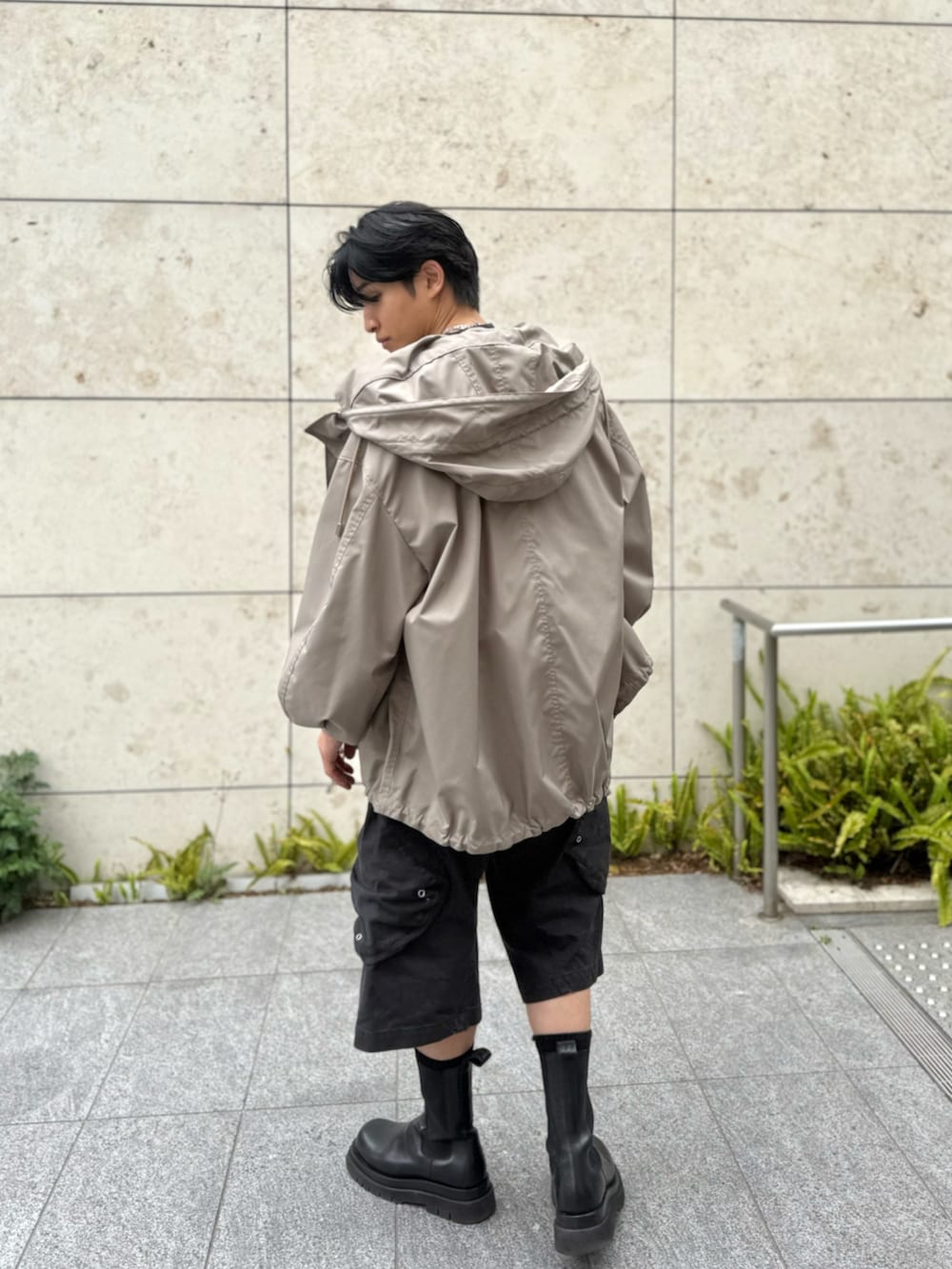 ブラック系のブーツ、ブラック系のカーゴパンツ、ブラック系のTシャツ/カットソーを着用したメンズの春コーディネートの4枚目の写真