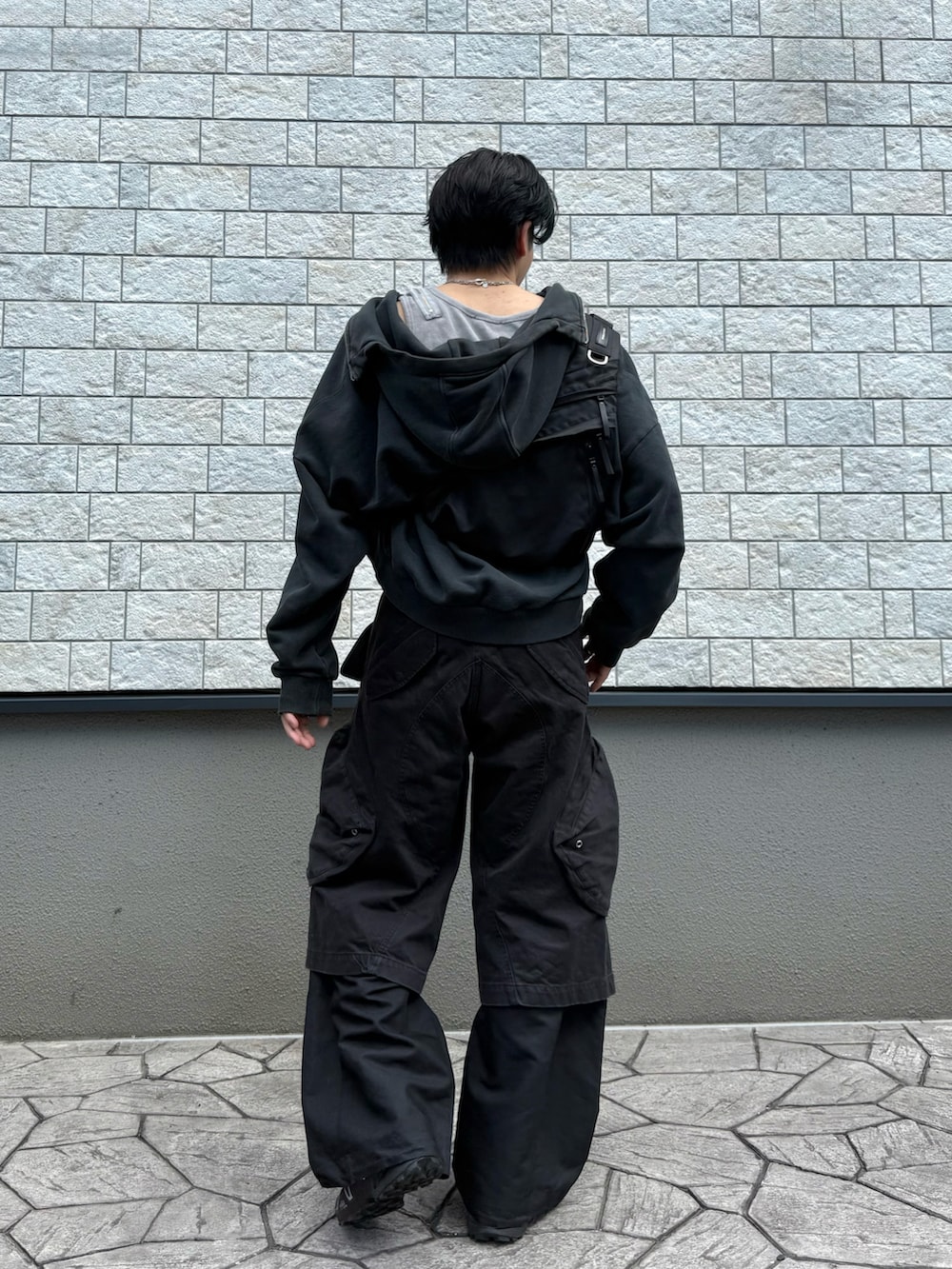 ブラック系のカーゴパンツ、ブラック系のその他パンツ、グレー系のパーカーを着用したメンズの春コーディネートの2枚目の写真
