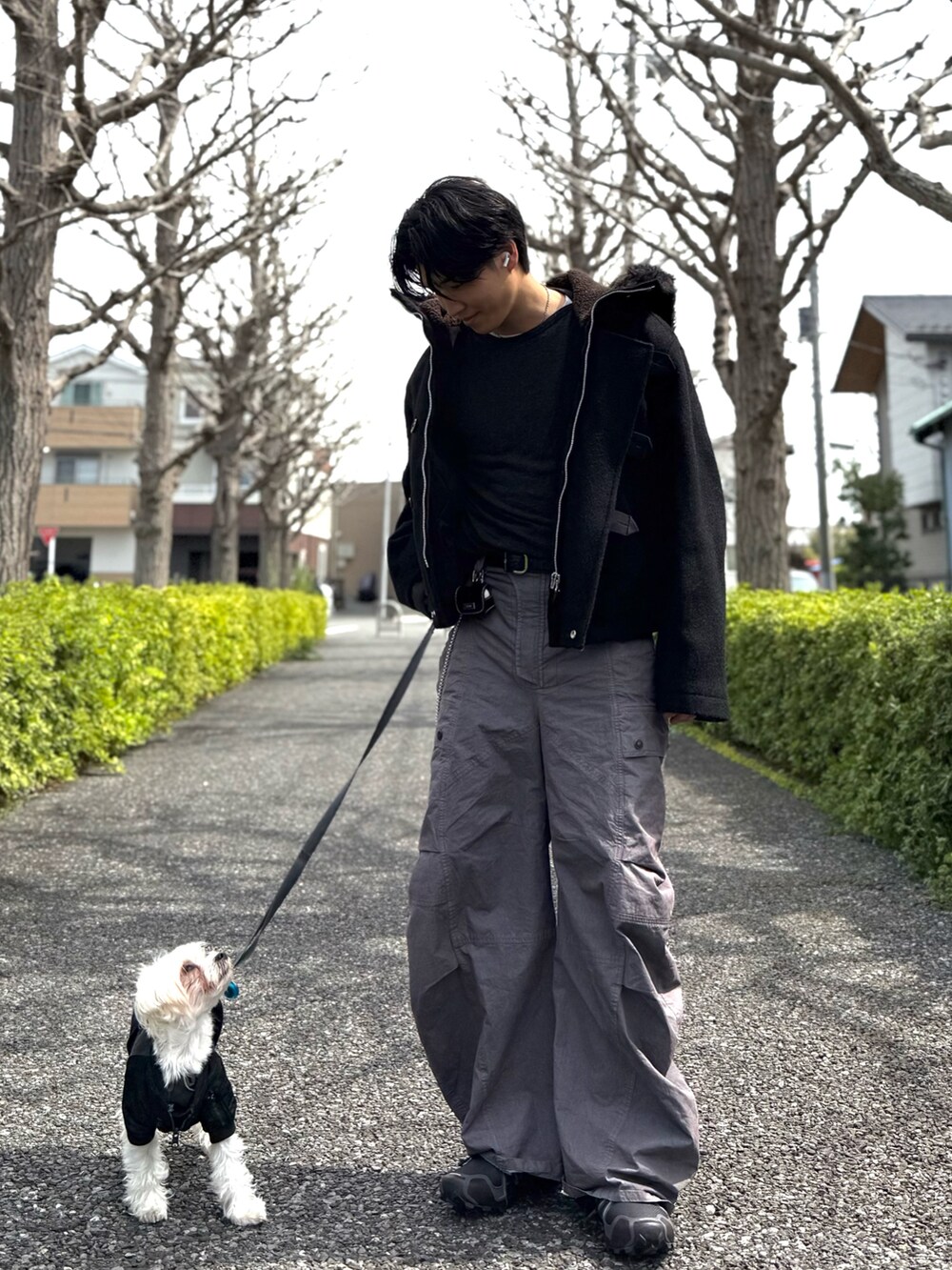ブラック系のその他アウター、ブラウン系のパンツを着用したメンズの春コーディネートの3枚目の写真