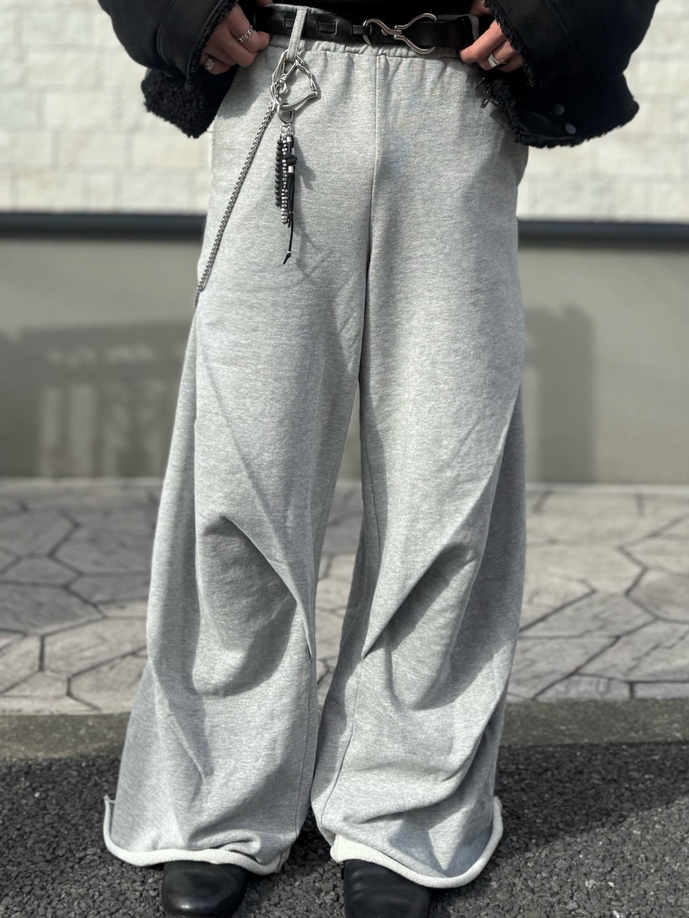 ブラック系のTシャツ/カットソー、グレー系のスウェットパンツ、ブラック系のジャケット/アウターを着用したメンズの春コーディネートの2枚目の写真