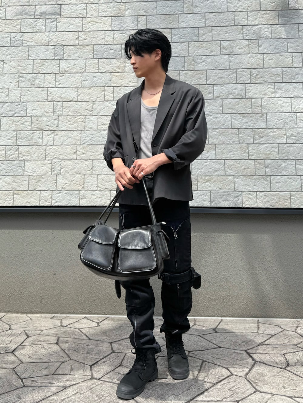 グレー系のジャケット/アウター、ブラック系のデニムパンツを着用したメンズの春コーディネートの2枚目の写真