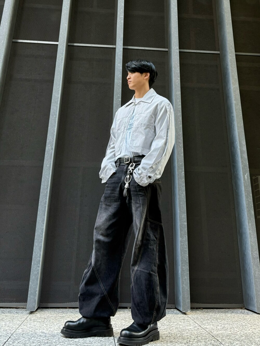 ブラック系のデニムパンツ、ブルー系のTシャツ/カットソーを着用したメンズの秋コーディネートの2枚目の写真