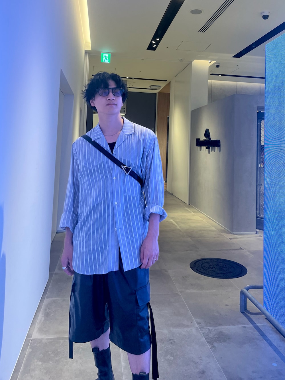 ブラック系のブーツ、ブラック系のその他パンツ、ブルー系のシャツ/ブラウスを着用したメンズの夏コーディネートの2枚目の写真
