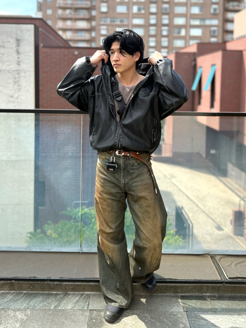 その他のデニムパンツ、ブラック系のパーカーを着用したメンズの春コーディネートの2枚目の写真