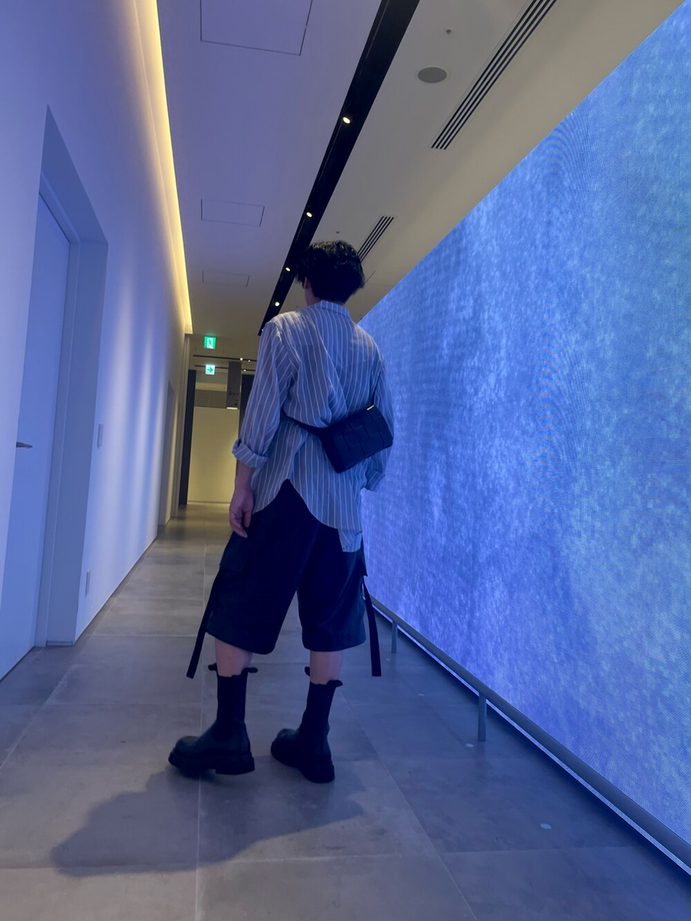 ブラック系のブーツ、ブラック系のその他パンツ、ブルー系のシャツ/ブラウスを着用したメンズの夏コーディネートの3枚目の写真