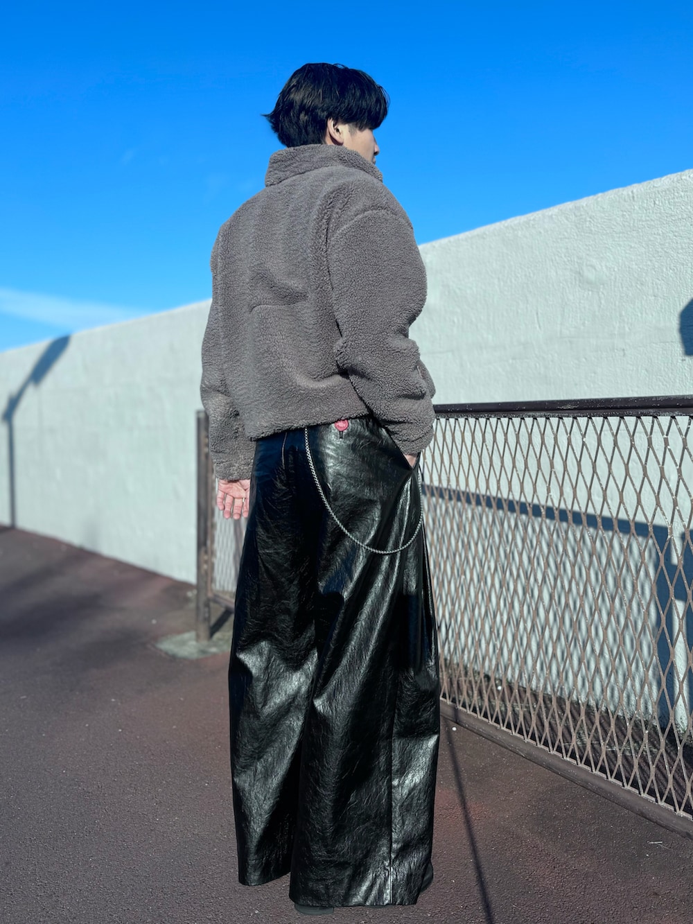 グレー系のジャケット/アウター、ブラック系のスラックスを着用したメンズの冬コーディネートの3枚目の写真