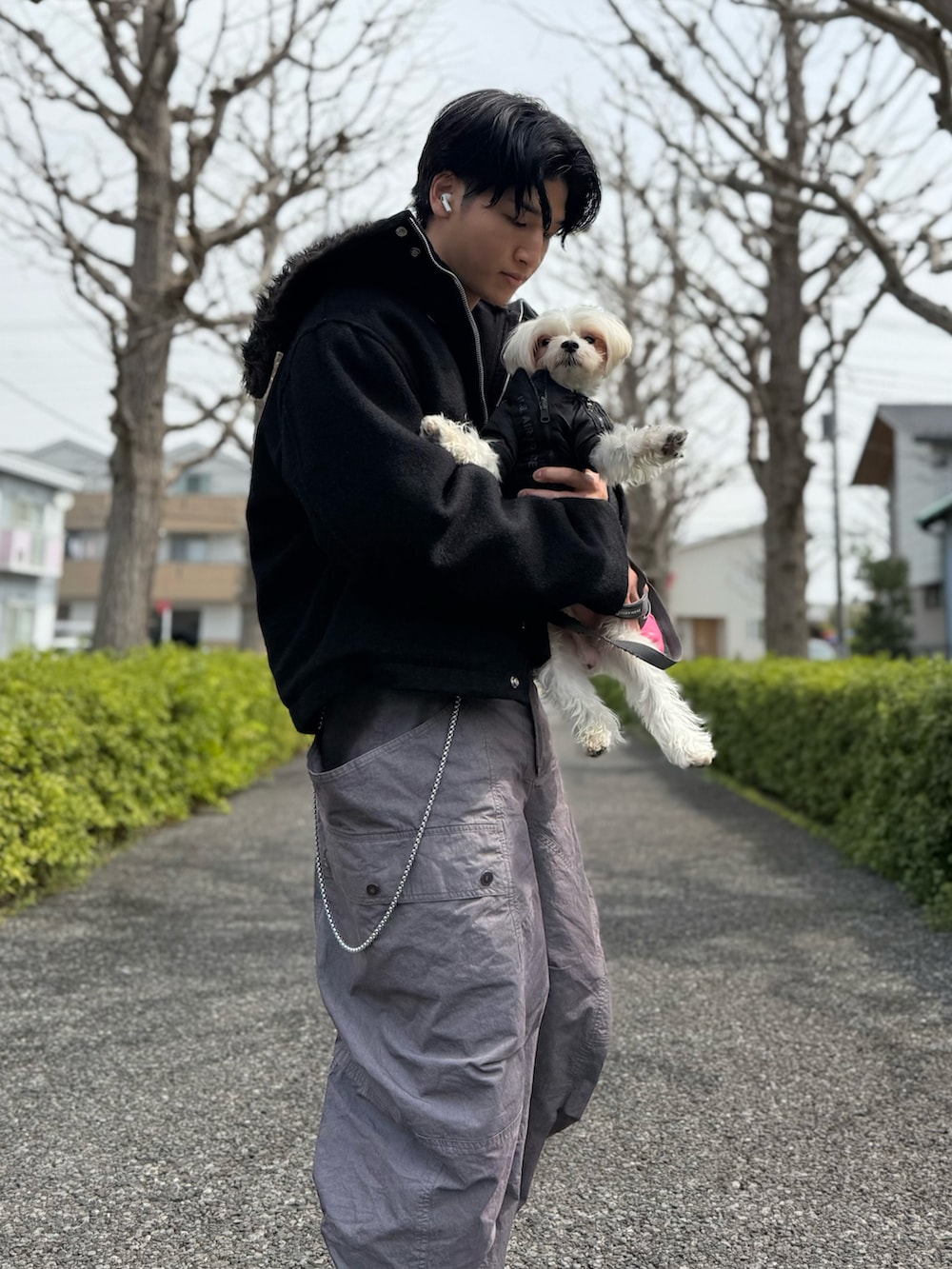 ブラック系のその他アウター、ブラウン系のパンツを着用したメンズの春コーディネートの2枚目の写真