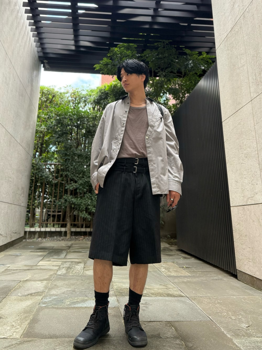 ブルー系のシャツ/ブラウス、ブラック系のその他パンツ、ブラック系のハンドバッグを着用したメンズの秋コーディネートの3枚目の写真