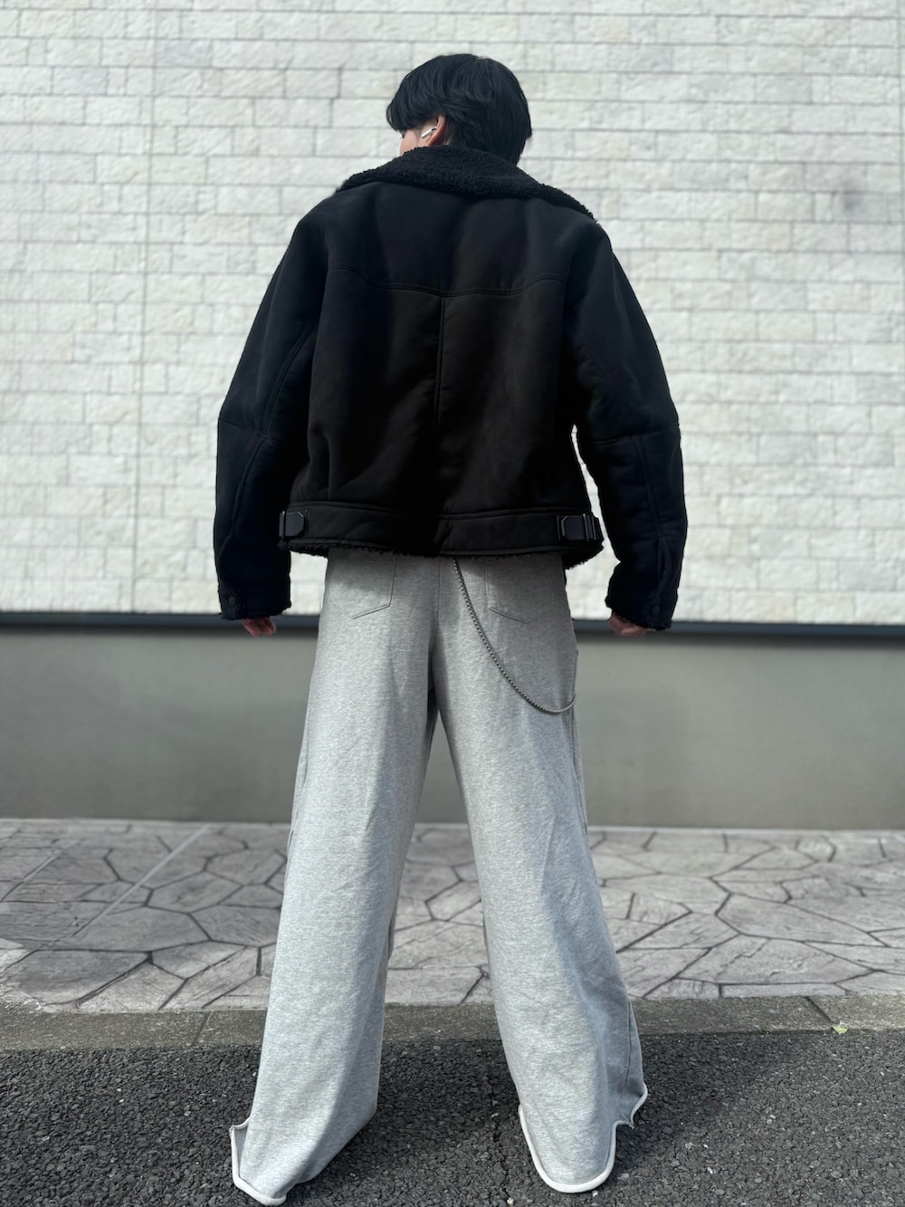 ブラック系のTシャツ/カットソー、グレー系のスウェットパンツ、ブラック系のジャケット/アウターを着用したメンズの春コーディネートの3枚目の写真