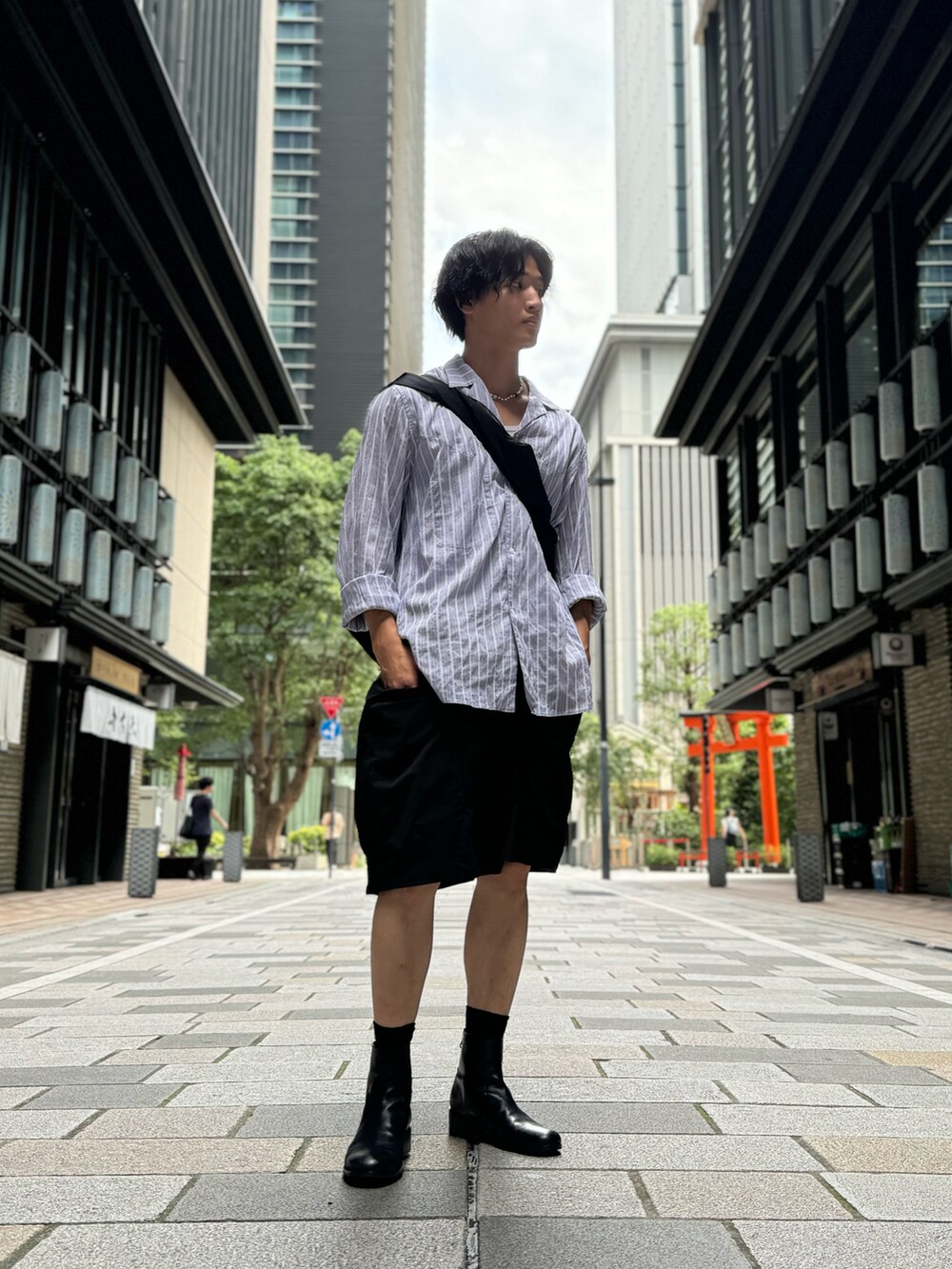 ブルー系のシャツ/ブラウス、ブラック系のその他パンツ、ブラック系のブーツを着用したメンズの夏コーディネートの2枚目の写真