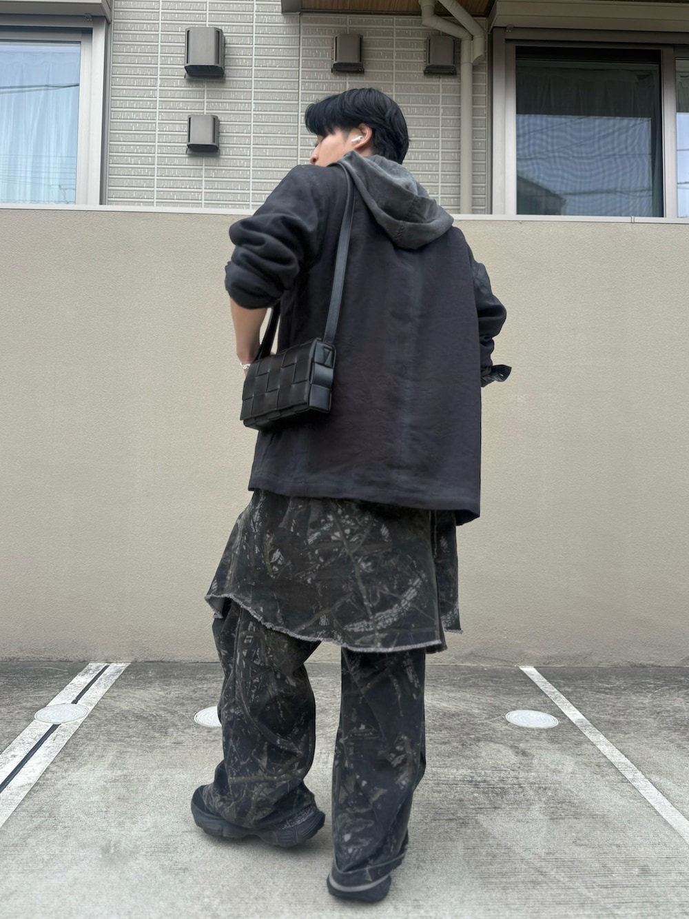 ブラック系のその他パンツ、ブラック系のその他アウター、ブラック系のテーラードジャケットを着用したメンズの春コーディネートの3枚目の写真